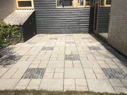 Granit-flisebelagt terrasse efter fliserens og imprægnering