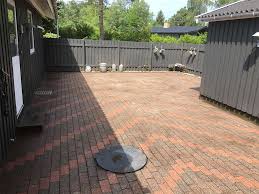 Rød klinkebelagt terrasse efter professionel fliserens